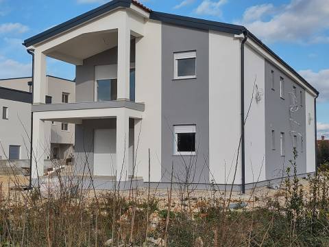 Vir, atraktivan apartman, novogradnja u strogom centru 