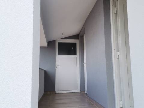 Vir, atraktivan apartman, novogradnja u strogom centru 
