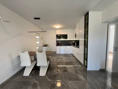 Vir, atraktivan apartman, novogradnja u strogom centru 