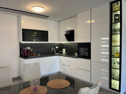 Vir, atraktivan apartman, novogradnja u strogom centru 