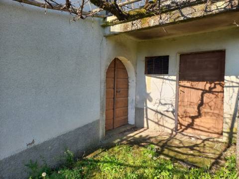 Poljane, dvojna kuća za adaptaciju