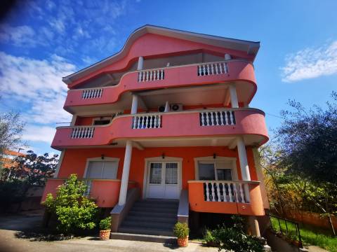 Zadar, kuća sa 10 apartmana