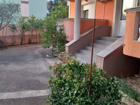 Zadar, kuća sa 10 apartmana