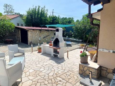 Krk-okolica, kuća 900 m  od mora