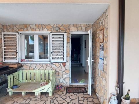 Krk-okolica, kuća 900 m  od mora