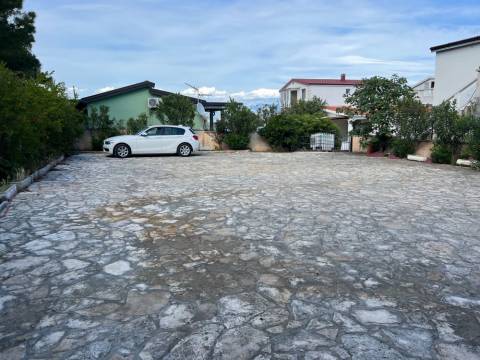 Vir, apartman u prizemlju E1 sa privatnim vrtom blizu mora.