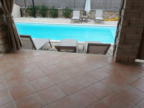 Kamena vila s bazenom!
