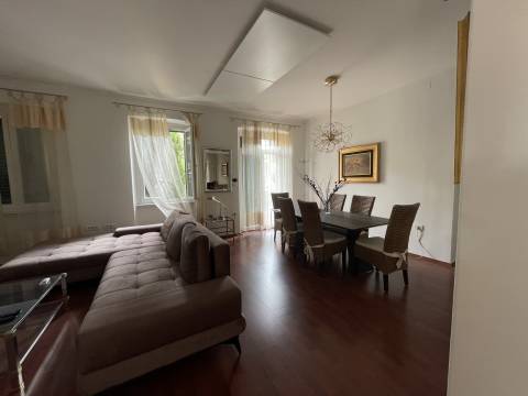 Opatija, u centru, etaža od 97 m2 na 1 katu, 2 balkona
