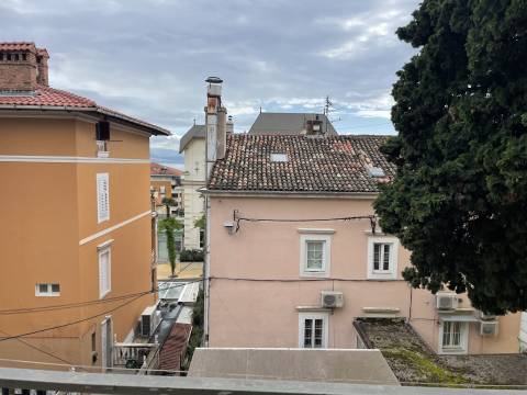 Opatija, u centru, etaža od 97 m2 na 1 katu, 2 balkona