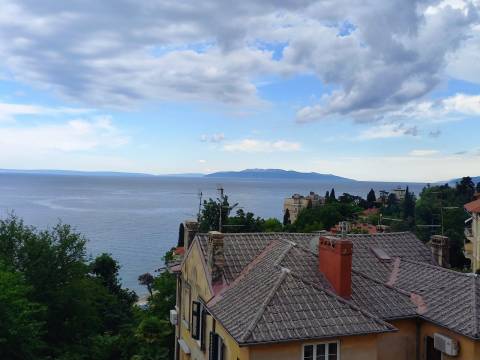 Opatija, Volosko, stan u staroj vili s terasom
