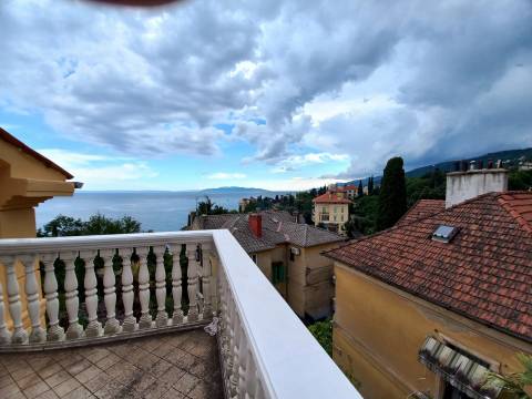 Opatija, Volosko, stan u staroj vili s terasom