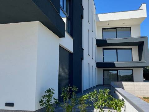 Vir, exclusive apartment 2nd floor + roof terrace near the beach