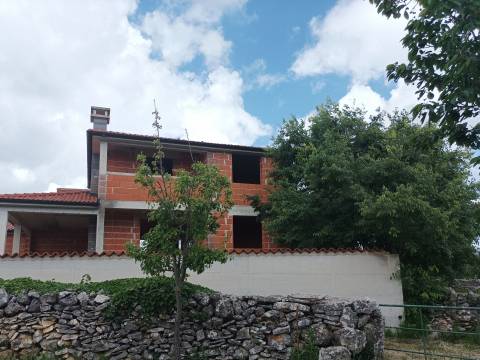 ROH BAU KUĆA NA MIRNOJ LOKACIJI!