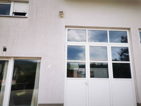 Moderno uređen dvoetažni stan sa garažom, okućnicom u zelenilu sa roštiljem i dijelom za druženje