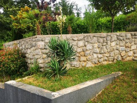 Moderno uređen dvoetažni stan sa garažom, okućnicom u zelenilu sa roštiljem i dijelom za druženje