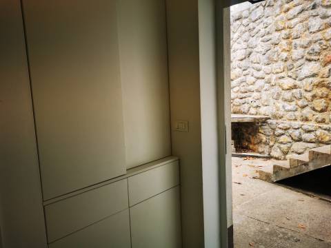 Moderno uređen dvoetažni stan sa garažom, okućnicom u zelenilu sa roštiljem i dijelom za druženje