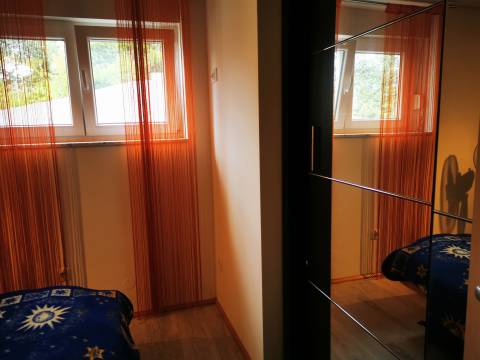 Moderno uređen dvoetažni stan sa garažom, okućnicom u zelenilu sa roštiljem i dijelom za druženje