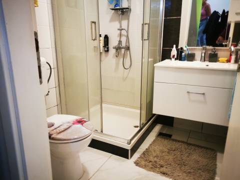 Moderno uređen dvoetažni stan sa garažom, okućnicom u zelenilu sa roštiljem i dijelom za druženje