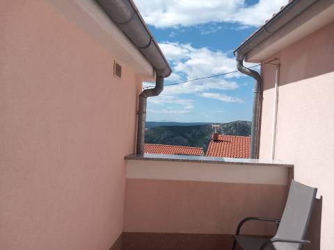 GRIŽANE - KUĆA SA TRI STANA 