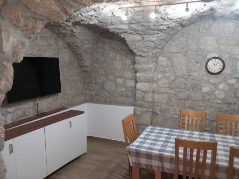 GRIŽANE - KUĆA SA TRI STANA 