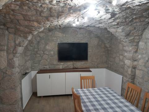 GRIŽANE - KUĆA SA TRI STANA 