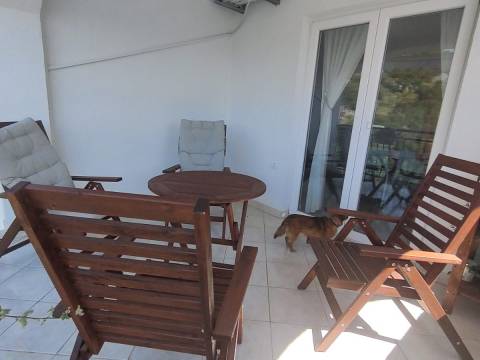 Stan u kući 200 metara od mora, Bunica 