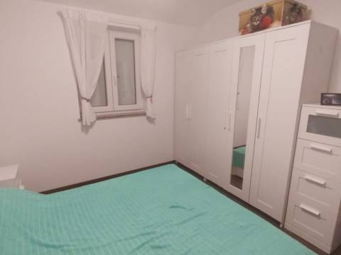 Stan u kući 200 metara od mora, Bunica 