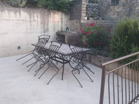 Stan u kući 200 metara od mora, Bunica 