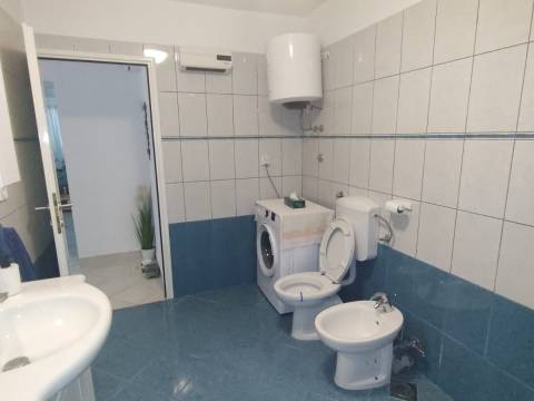 Stan u kući 200 metara od mora, Bunica 