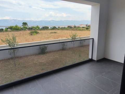 Vir,Nova zgrada sa četiri apartmana,400m do mora
