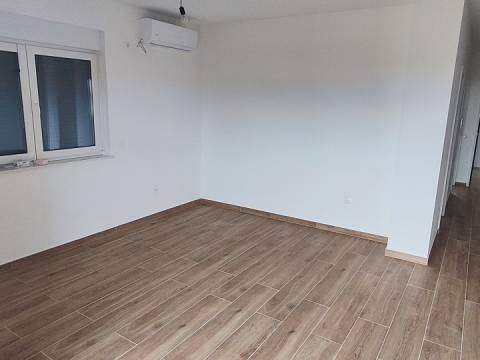 Vir,Nova zgrada sa četiri apartmana,400m do mora