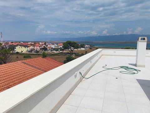 Vir,Nova zgrada sa četiri apartmana,400m do mora