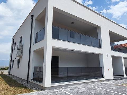 Vir,Nova zgrada sa četiri apartmana,400m do mora