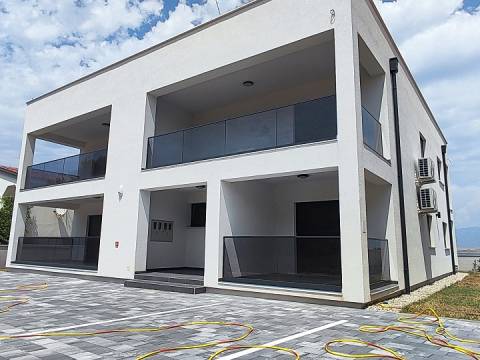 Vir,Nova zgrada sa četiri apartmana,400m do mora