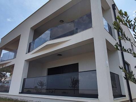 Vir,Nova zgrada sa četiri apartmana,400m do mora
