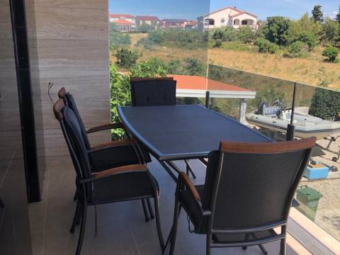 Vir, 40m do mora, 3 stana, garaža + podrum 