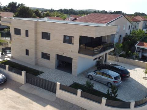 Vir, 40m do mora, 3 stana, garaža + podrum 