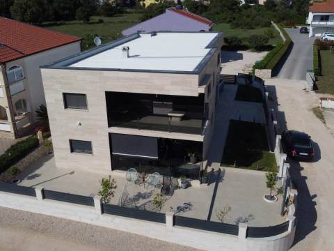 Vir, 40m do mora, 3 stana, garaža + podrum 
