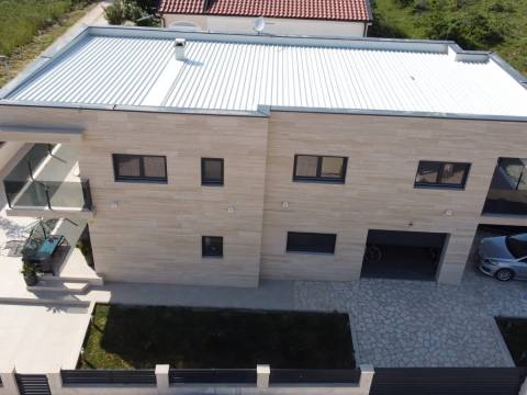 Vir, 40m do mora, 3 stana, garaža + podrum 