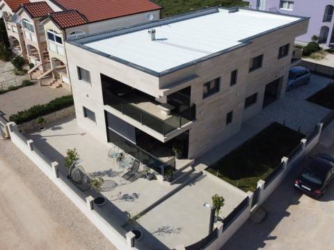 Vir, 40m do mora, 3 stana, garaža + podrum 