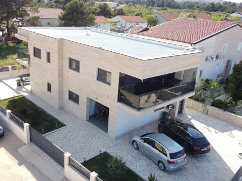 Vir, 40m do mora, 3 stana, garaža + podrum 