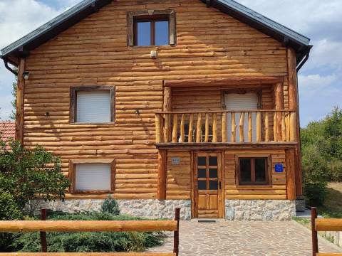 Donji Lapac, kuća sa velikim imanjem