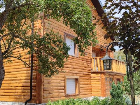 Donji Lapac, kuća sa velikim imanjem
