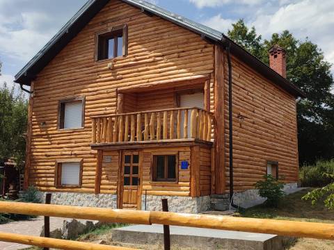 Donji Lapac, kuća sa velikim imanjem