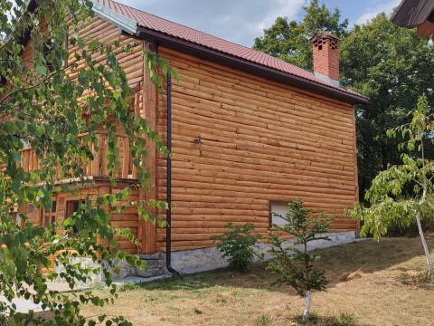 Donji Lapac, kuća sa velikim imanjem
