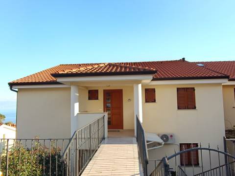 PREKRASAN 4 SOBAN STAN S POGLEDOM NA MORE I BAZENOM U LOVRANU
