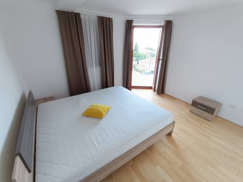 PREKRASAN 4 SOBAN STAN S POGLEDOM NA MORE I BAZENOM U LOVRANU