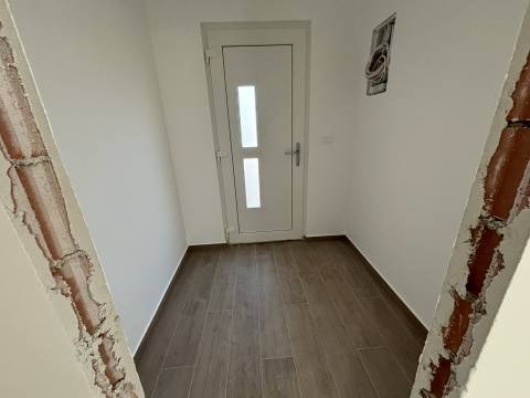 Kastav - kuća u nizu s garažom, terasom i vrtom