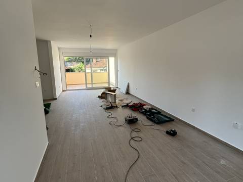 Kastav - kuća u nizu s garažom, terasom i vrtom
