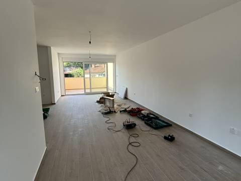 Kastav - kuća u nizu s garažom, terasom i vrtom